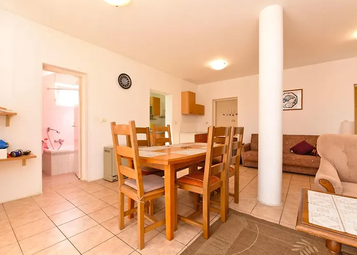 Josip 1562 아파트 풀라