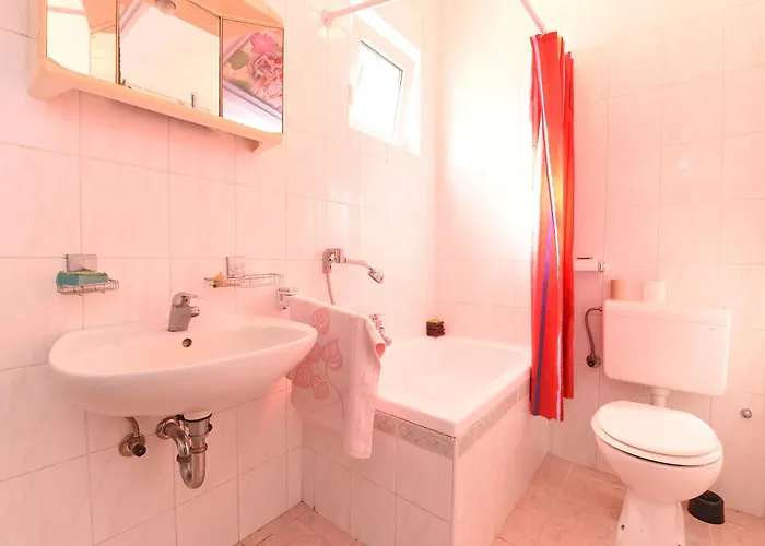 Josip 1562 Daire Pula