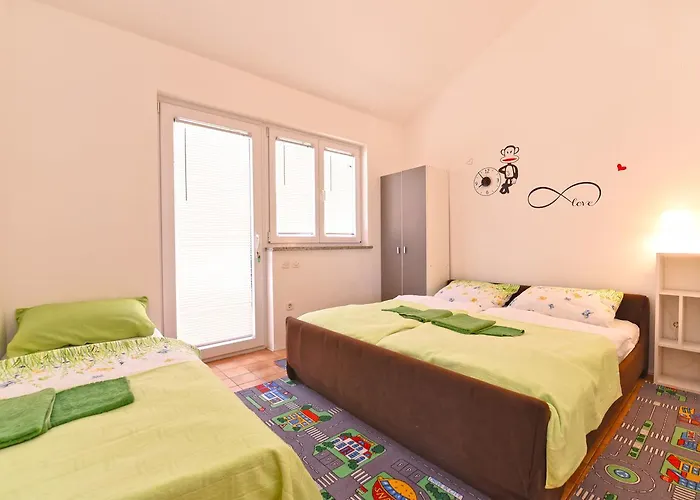 Josip 1562 Daire Pula