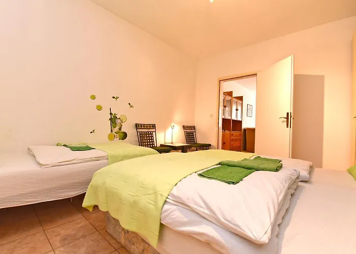 Josip 1562 Daire Pula