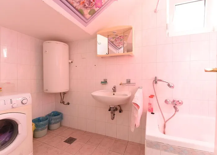 Josip 1562 Daire Pula